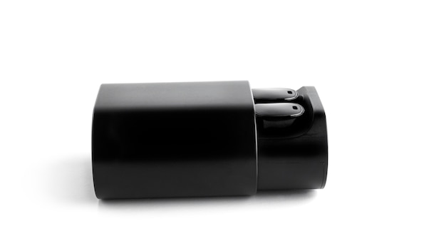 Boîtier noir avec casque sans fil isolé sur blanc