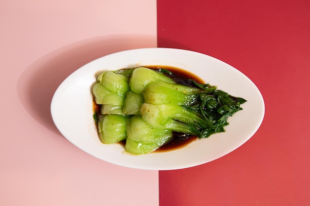 bok choy sur une assiette