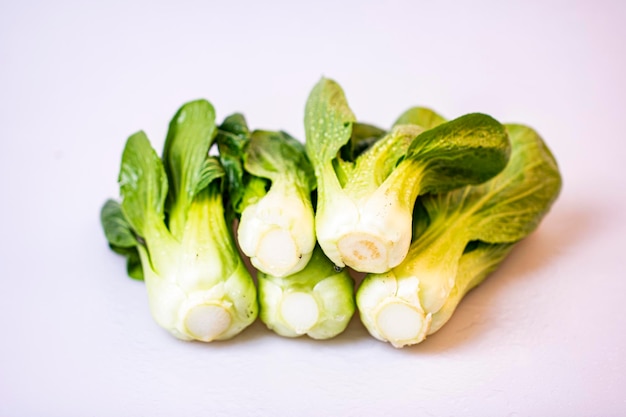 bok choy frais sur fond blanc