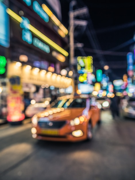 Bokeh abattu dans la rue avec un taxi devant