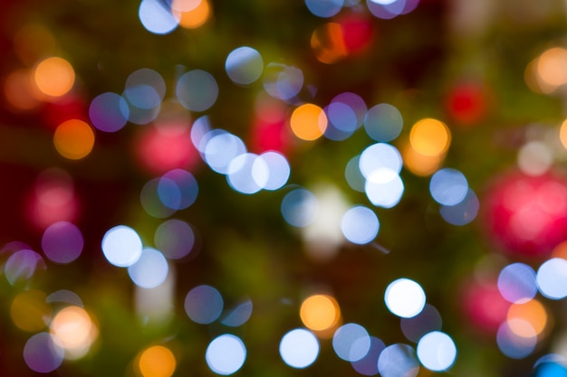 bokeh boules de Noël sur l'arbre