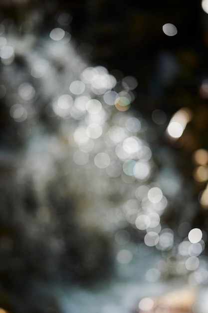 Photo le bokeh de la cascade à la lumière de l'été