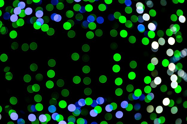 Bokeh coloré abstrait flou sur fond noir.