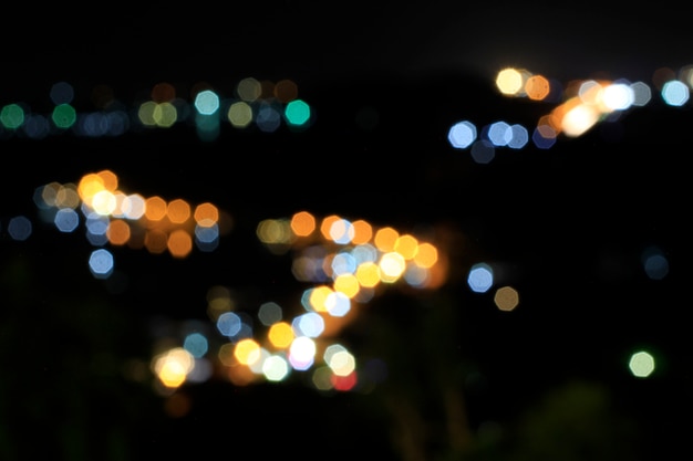 Bokeh coloré du flou des lumières de la ville la nuit.