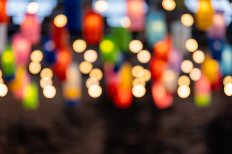 Photo le bokeh coloré suspendu aux piliers est magnifique, donnant une lumière douce et chaude qui va bien avec l'effet de fond, créant une sensation artistique qui se démarque du design festif.