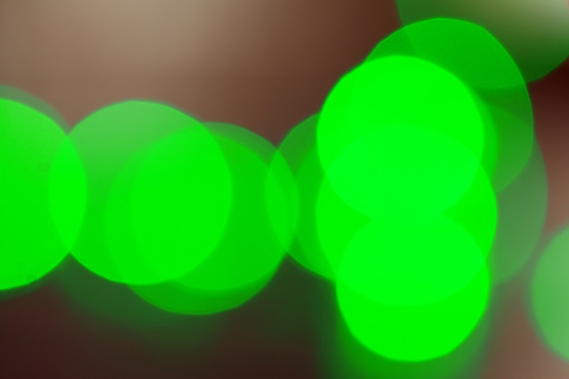 Bokeh d'éléments d'éclairage de guirlande verte