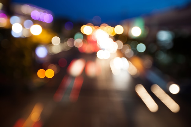 bokeh de fond brouillard de trafic avec lumière de nuit