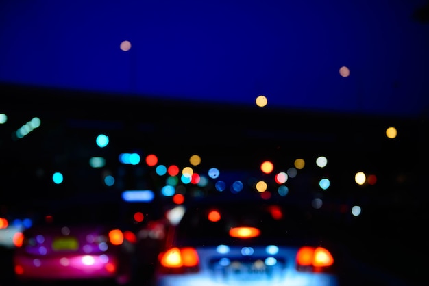 Bokeh lumière de voiture la nuit