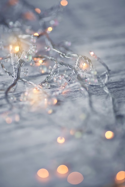 Bokeh de lumières de Noël sur un fond en bois