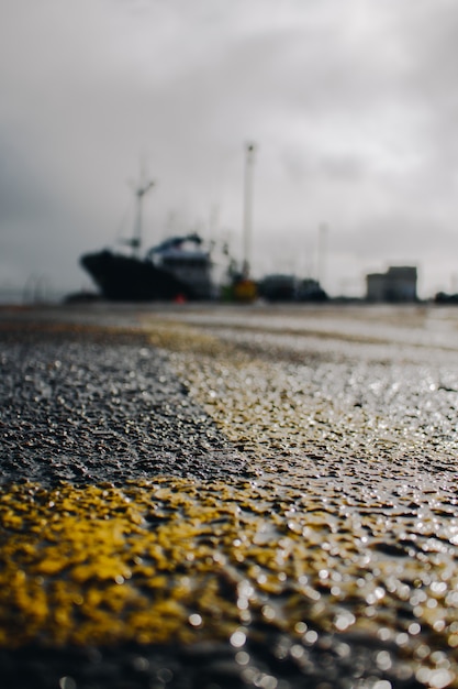 Bokeh par terre sur le port