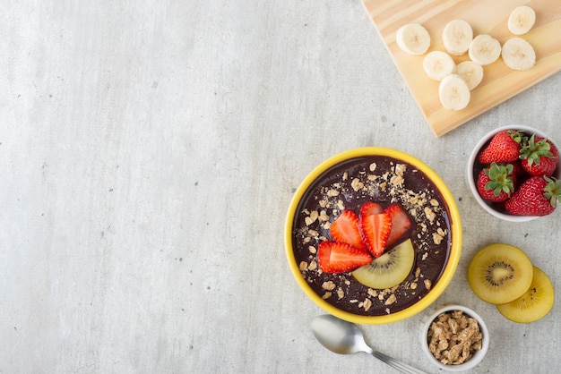 Bol d'açai typique brésilien avec fruits et muesli