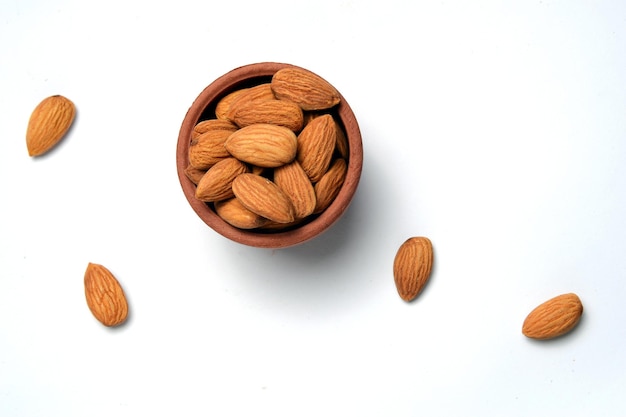 Photo un bol d'amandes sur un fond blanc