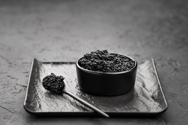 bol à angle élevé avec du caviar noir