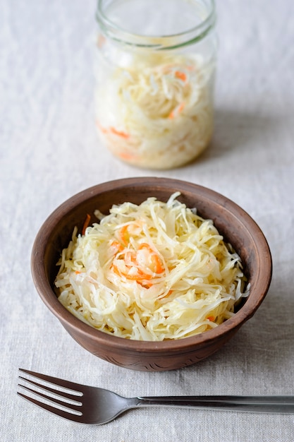 Bol en argile avec collation de chou fermenté