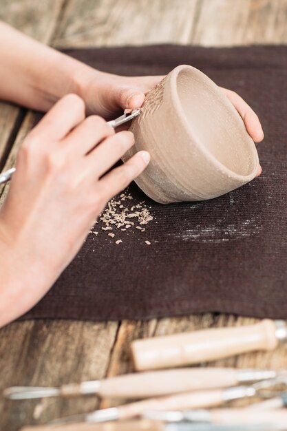 Bol en argile à sculpter potier méconnaissable