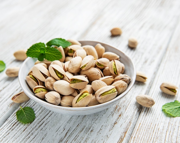 Bol aux pistaches sur une table en bois