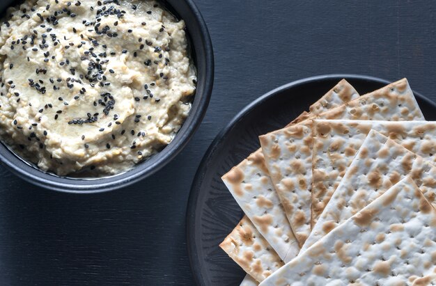 Bol de baba ghanoush avec matzo