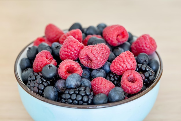 Un bol de baies biologiques fraîches pour un petit déjeuner sain