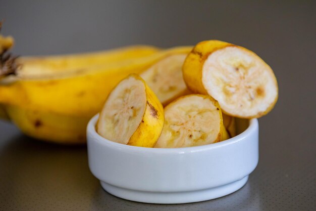 un bol de bananes qui sont assises sur une table