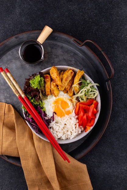 Bol de bibimbap coréen avec riz à la viande et salade