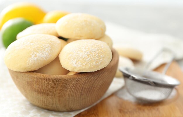 Bol avec des biscuits au citron faits maison sur table