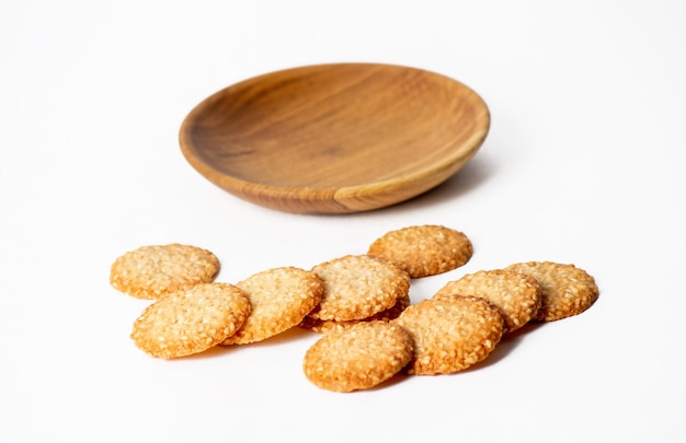 Photo un bol et des biscuits isolés sur un fond blanc