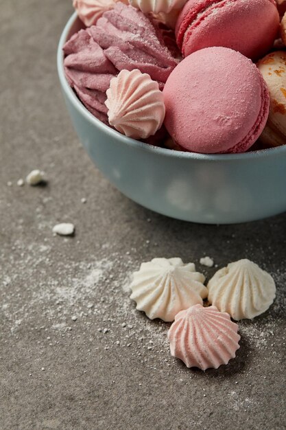 un bol bleu de délicieux macaroons français