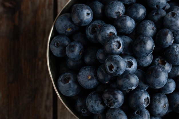 Bol de bleuets frais sur une table en bois rustique