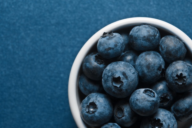 Bol De Bleuets Sur Table Bleue, Vue De Dessus