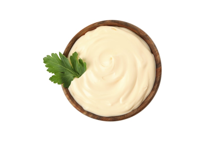 Photo bol en bois avec de la mayonnaise isolé sur fond blanc