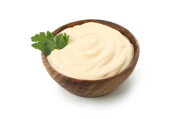 Bol en bois avec de la mayonnaise isolé sur fond blanc