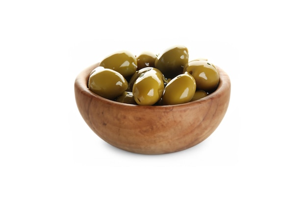Bol en bois avec des olives vertes sur fond blanc