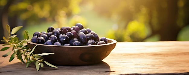 Bol en bois d'olivier rempli d'olives sur une table en bois dans la lumière du soleil d'une oliveraie ai générative