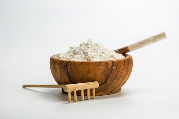 Bol en bois plein d&#39;argile blanche