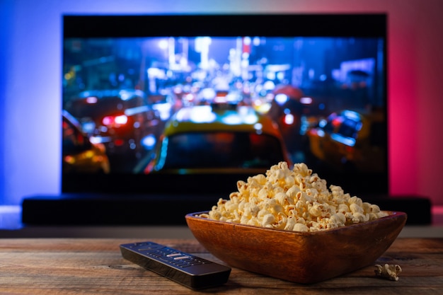 Bol en bois de pop-corn et télécommande