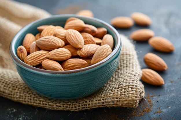 Un bol en bois rempli d'amandes sur une table en bois