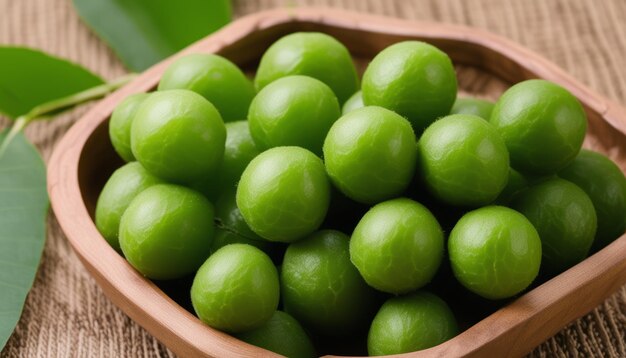 Un bol en bois rempli de pois verts