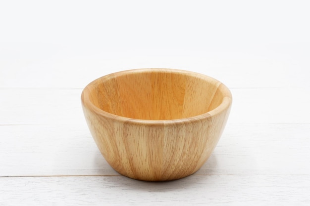 Bol en bois rond vide sur une table en bois blanc