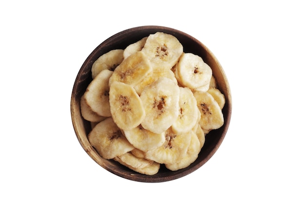 Bol en bois avec des tranches de banane sucrée sur fond blanc, vue de dessus. Fruits secs comme collation saine