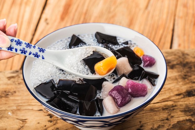 Un Bol De Bonbons Traditionnels Aux Herbes Chinoises