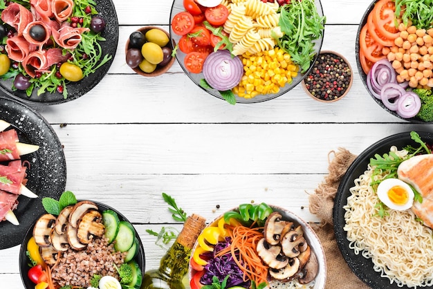 Bol de Bouddha sur un fond en bois blanc Assortiment d'aliments sains Vue de dessus Espace libre pour votre texte