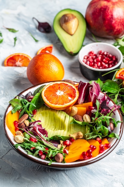 Bol de Bouddha de fruits et légumes mélangés. Une alimentation saine et équilibrée. image verticale.