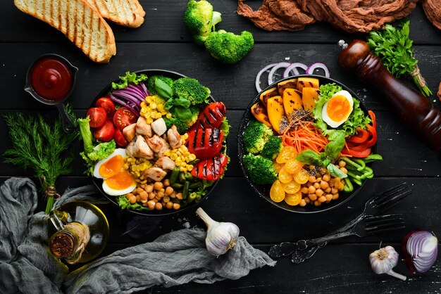 Bol de Bouddha légumes fruits et viande en plaque noire sur fond ancien Plats d'automne Vue de dessus Espace libre pour votre texte