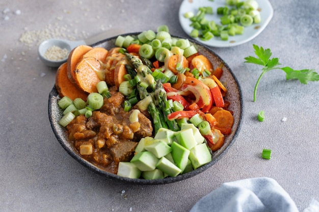 Photo bol de bouddha avec des légumes sains sur une assiette en gros plan