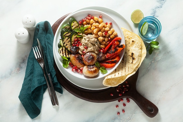 Bol de Bouddha méditerranéen italien avec oignons caramélisés Baba ghanoush