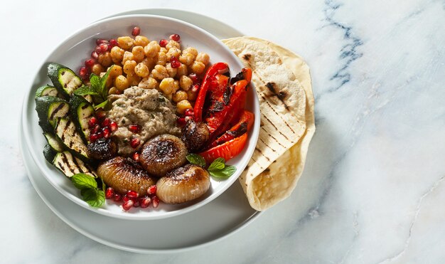 Bol de Bouddha méditerranéen italien avec oignons caramélisés Baba ghanoush