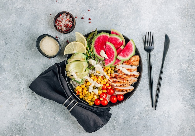 Bol Bouddha avec riz brun, poitrine de poulet grillée et légumes