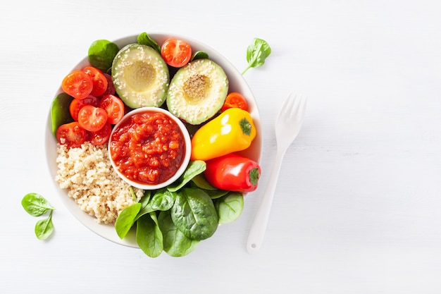 Bol de Bouddha végétalien. bol de déjeuner sain avec avocat, tomate, poivrons, quinoa et salsa