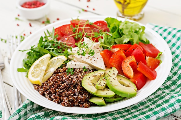 Bol de Bouddha végétarien avec quinoa, tofu et légumes frais.