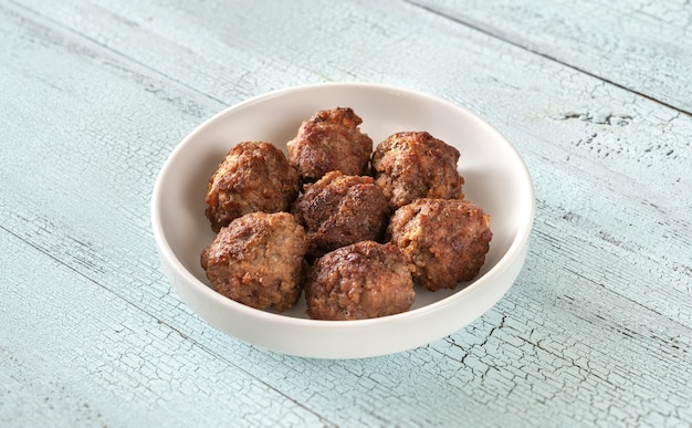 Bol de boulettes de viande cuites close up